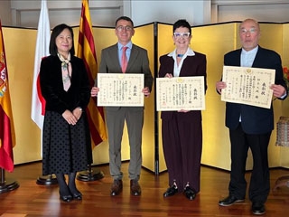 La Cónsul General junto a los tres premiados