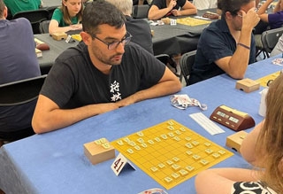 dos personas jugando al ajedrez japonés shogi