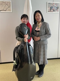 La violonchelista Rin Tanaka junto a la Cónsul General