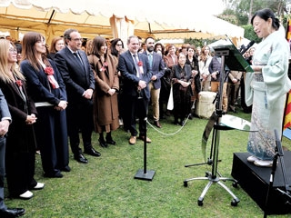La Cónsul General ofrece palabras a los asistentes