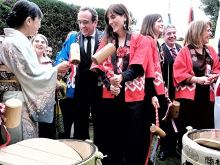 La Cónsul General da uno de los mazos de la ceremonia del kagamibiraki a las autoridades que participaban en él