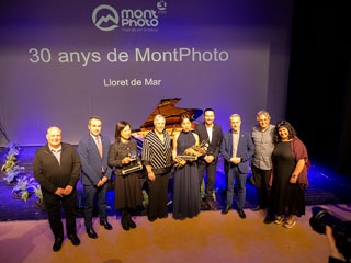 La Cónsul General junto a las autoridades en el escenario del concierto