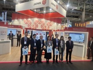 La Cónsul General junto a varias autoridades ante el Japan Pavillion
