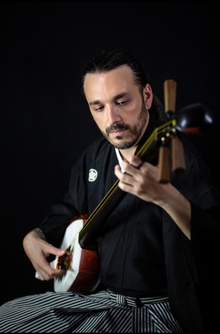 Jose Luque tocando el shamisen vestido con kimono