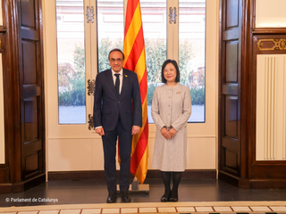 M. H. Sr. Josep Rull, presidente del Parlament de Catalunya, y la Cónsul General Akiko Shikata
