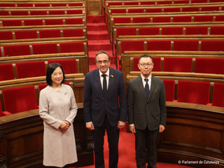 M. H. Sr. Josep Rull, presidente del Parlament de Catalunya, con la Cónsul General Shikata y el Cónsul General Adjunto Kawashima