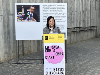 La Cónsul General Shikata dando un discurso para la inauguración de la exposición