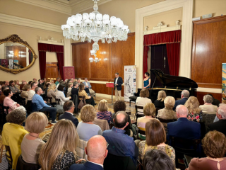 Homenaje musical protagonizado por la pianista y compositora Yoko Suzuki y público