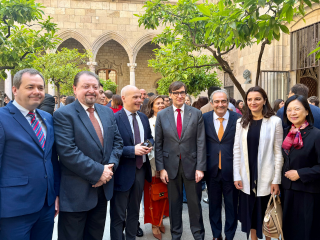 La Cónsul General Shikata junto al M. H. presidente Salvador Illa y otras autoridades en el Palau de la Generalitat