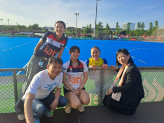 La Cónsul General Shikata junto a las jugadoras japonesas Shihori Oikawa y Maho Segawa