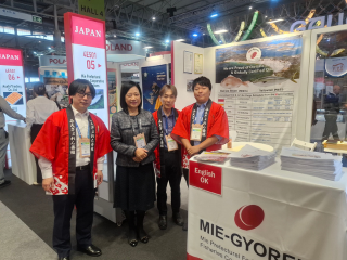 La Cónsul General Shikata junto con algunos asistentes de la SeaFood Expo
