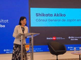 La Cónsul General Shikata dando un discurso