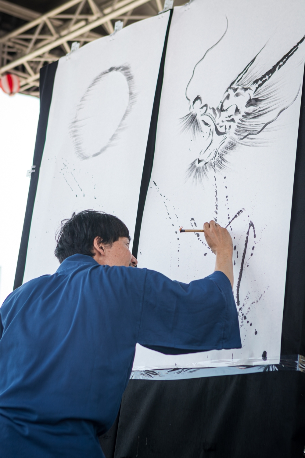 Mitsuru NAGATA creando una pintura sumi-e de un dragón