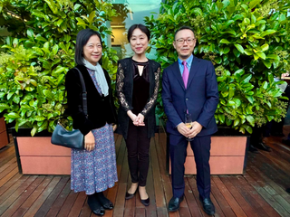 La Cónsul General SHIKATA y el Cónsul General Adjunto KAWASHIMA junto con la pianista japonesa Yoko Suzuki