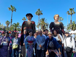 La Cónsul General SHIKATA junto con los gegants