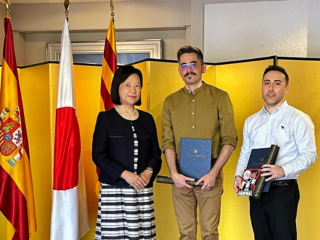 La Cónsul General SHIKATA junto con los premiados Fidel de Tovar y Dani Bermúdez