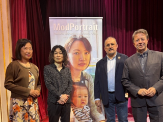 La Cónsul General SHIKATA junto con el artista Nobutaka Nakahara y varias autoridades