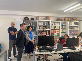 Marc Bernabé y verònica Calafell, cofundadores de Daruma Serveis Lingüístics SL junto con la Cónsul General Shikata y el Cónsul General Adjunto Kawashima