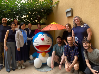 Trabajadores de Daruma Serveis Lingüístics SL. junto con la Cónsul General Shikata y el Cónsul General Adjunto Kawashima