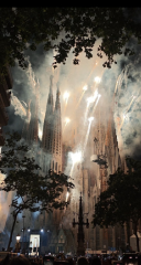 Sagrada Familia con fuegos artificiales