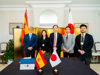 La Cónsul General Shikata junto con el Embajador de Japón en España y varios miembros de Shacho Kai
