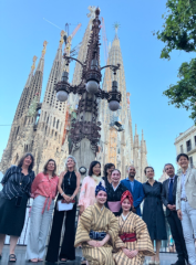 La Cónsul General Shikata junto con varios artistas delante de la Sagrada Familia