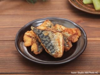 Plato de sakana Tatsuage, fritura de pescado sobre una mesa de madera