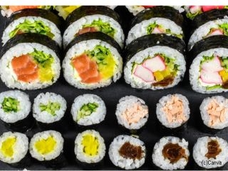 Varios trozos de makizushi con dos líneas de piezas grandes y dos de piezas pequeñas e ingredientes variados y coloridos