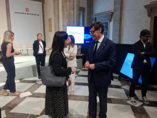 La Cónsul General SHIKATA hablando con el presidente de la Generalitat Salvador Illa