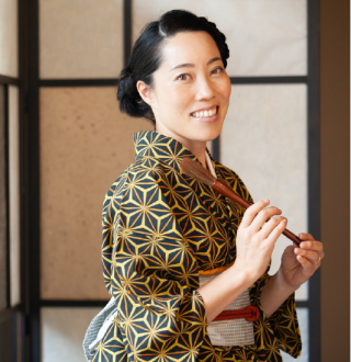 Satomi tanaka en kimono con un pincel en la mano