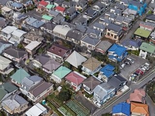Panorámica de un barrio de Japón lleno de casas con tejados de distintos colores
